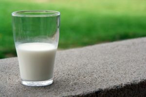 Milch im Glas.