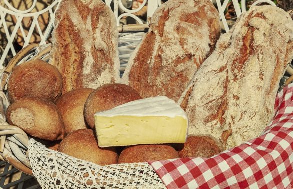 bestückter brotkorb und weichkäse