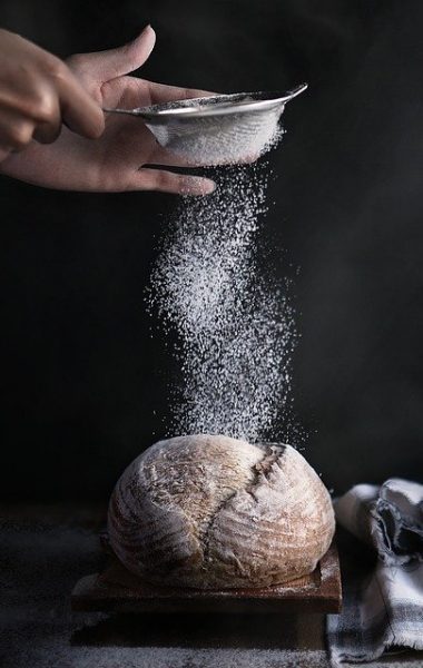 Brot wird bemehlt.