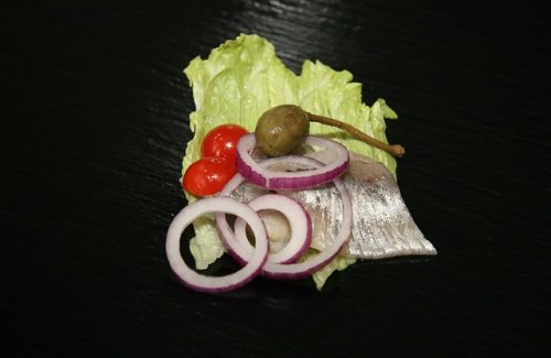 hering. Heringssalat für eine laktose -und glutenfreie Ernährung.