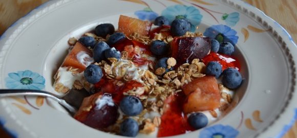Müsli in Schüssel mit Löffel.