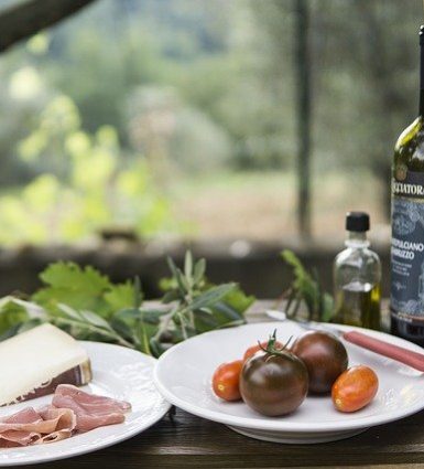 Wein, Käse und Schinken.